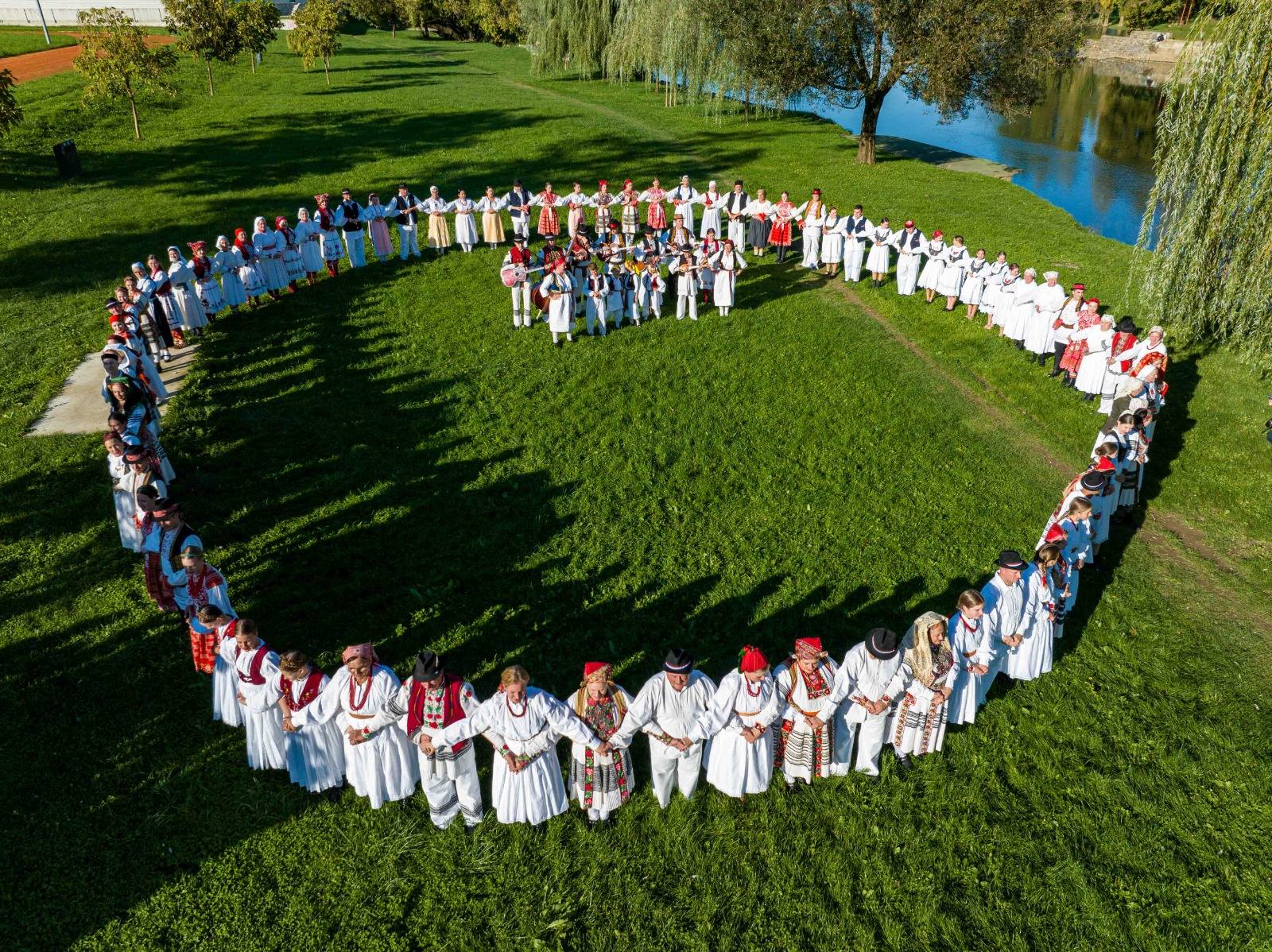 “B strana folklora” – dan kad je Folklorni ansambl „Ivan Mažuranić“ učio folklor naopačke