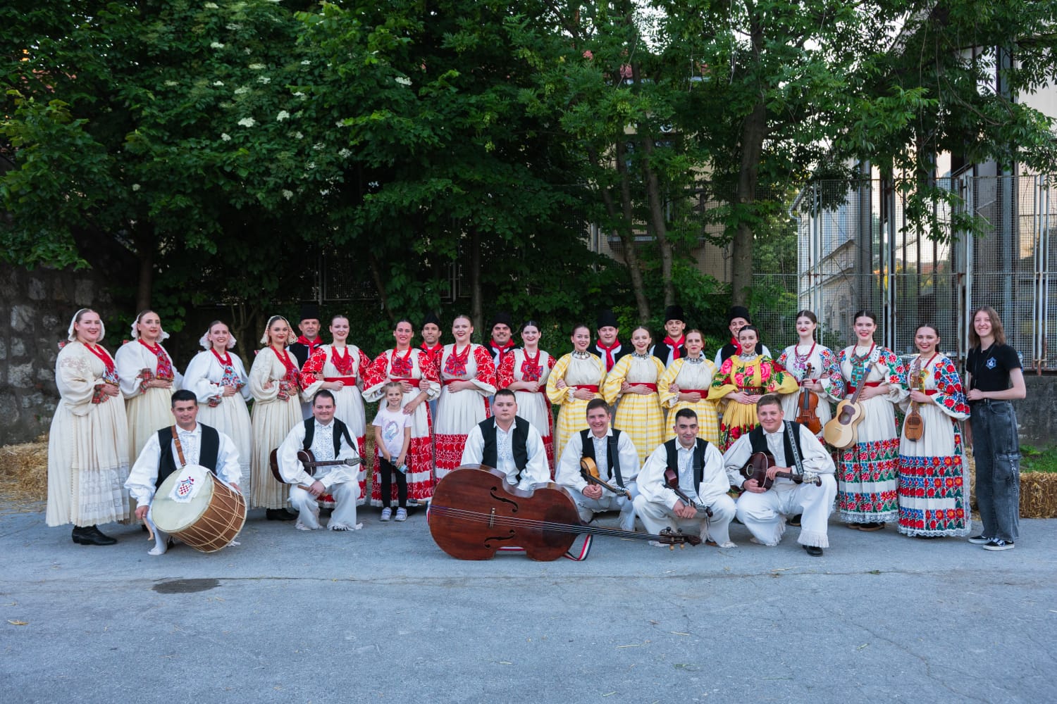 Folklorni ansambl „Ivan Mažuranić“ oduševio izvedbom legendarne koreografije „Drmeš“ u Ogulinu
